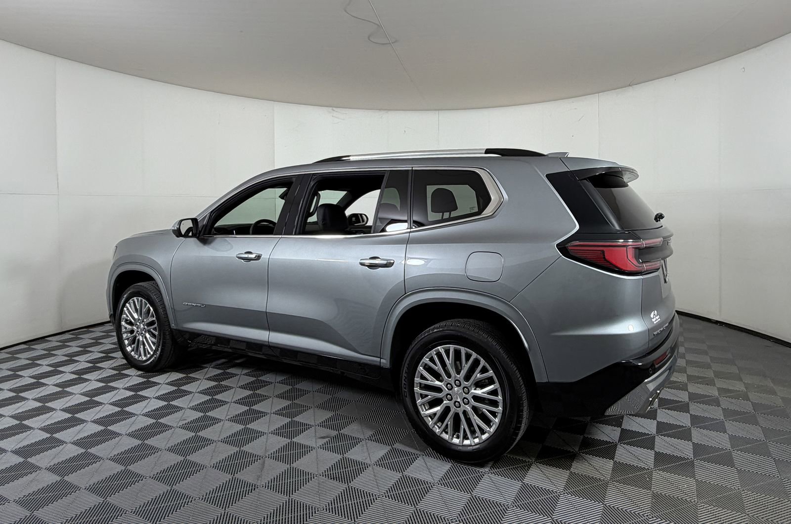 Used 2025 GMC Acadia Denali image 3