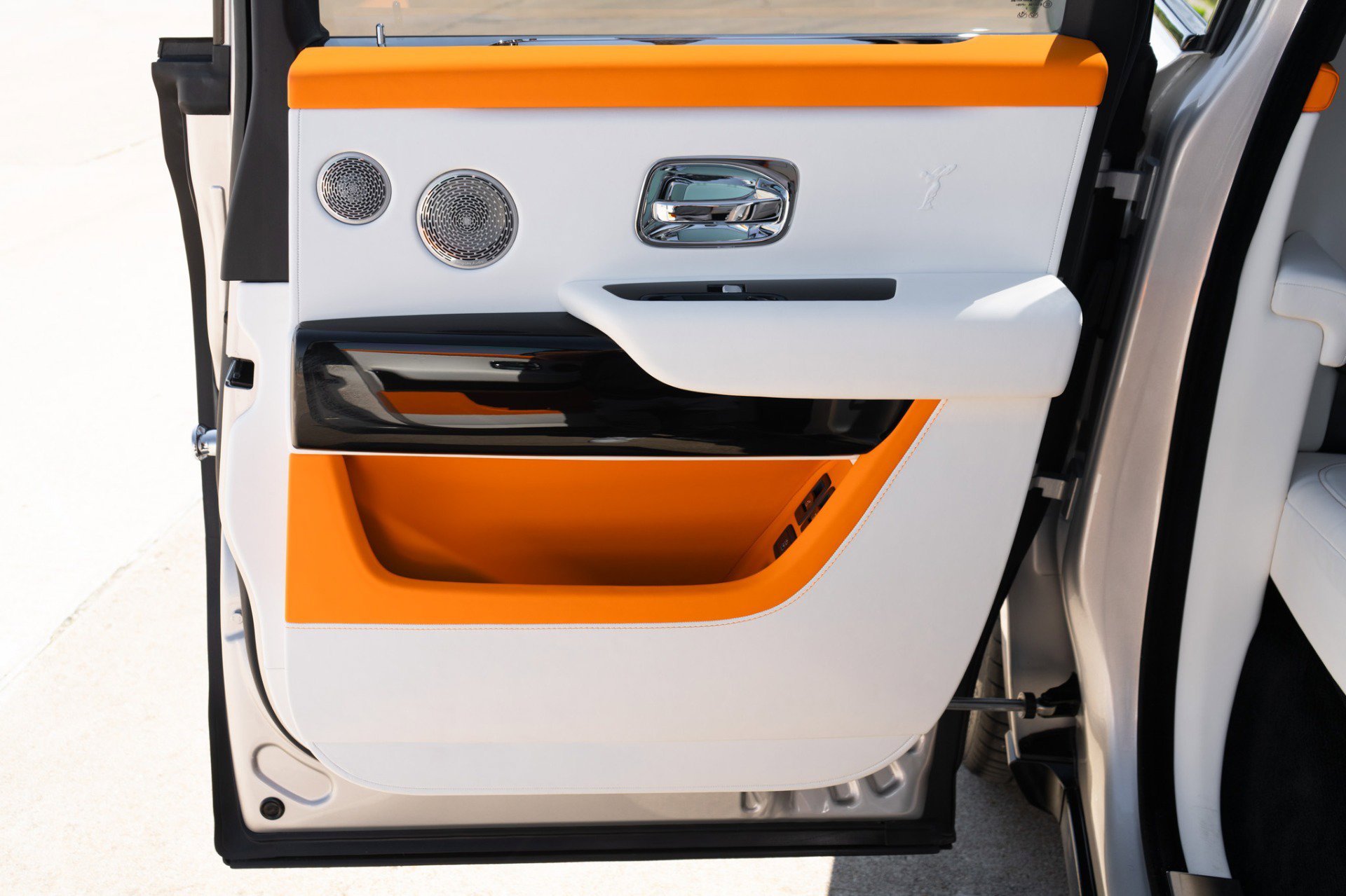 Used 2022 Rolls-Royce Cullinan w/ Cullinan Package image 32