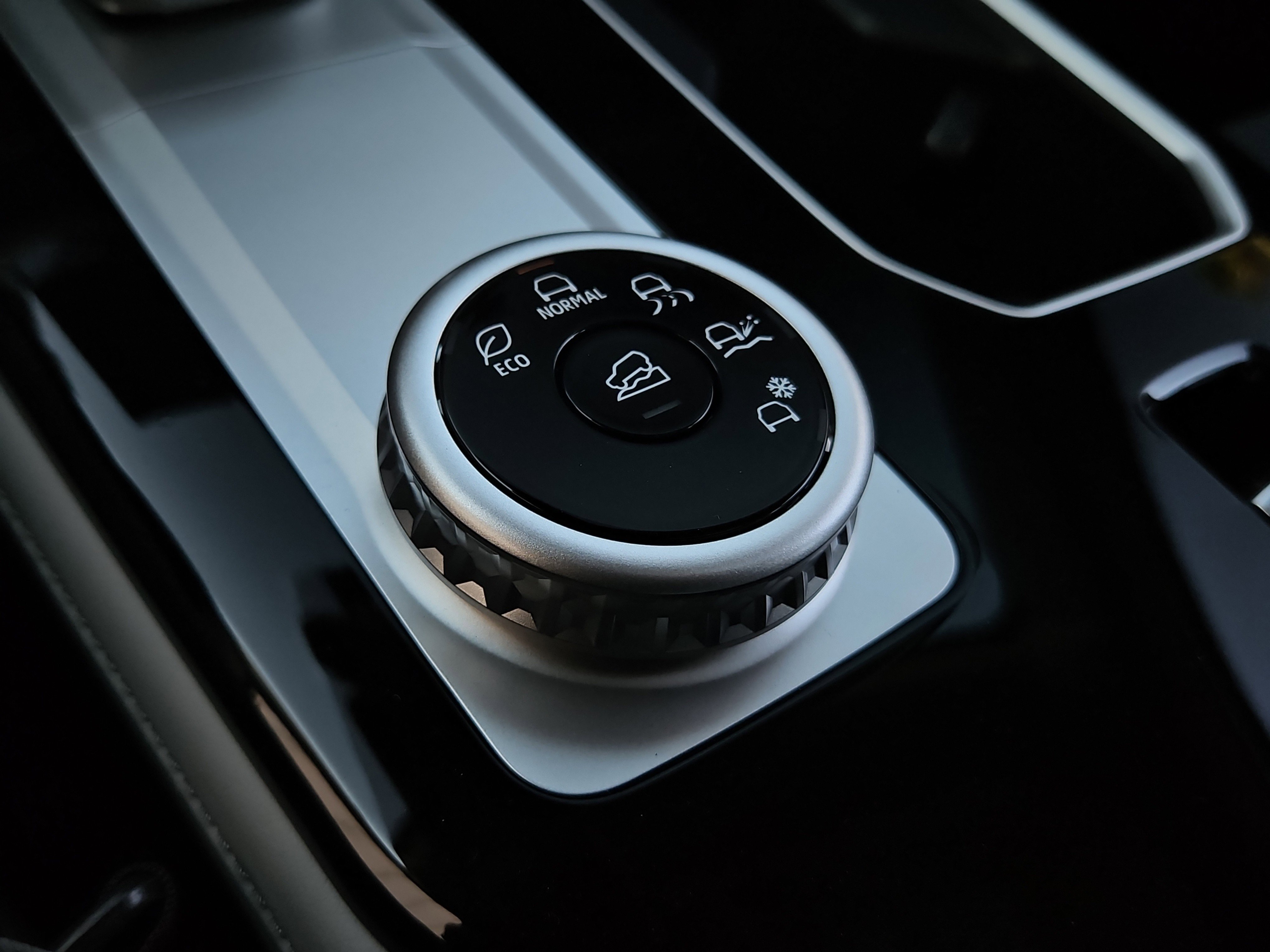 New 2025 Mitsubishi Outlander SE image 18