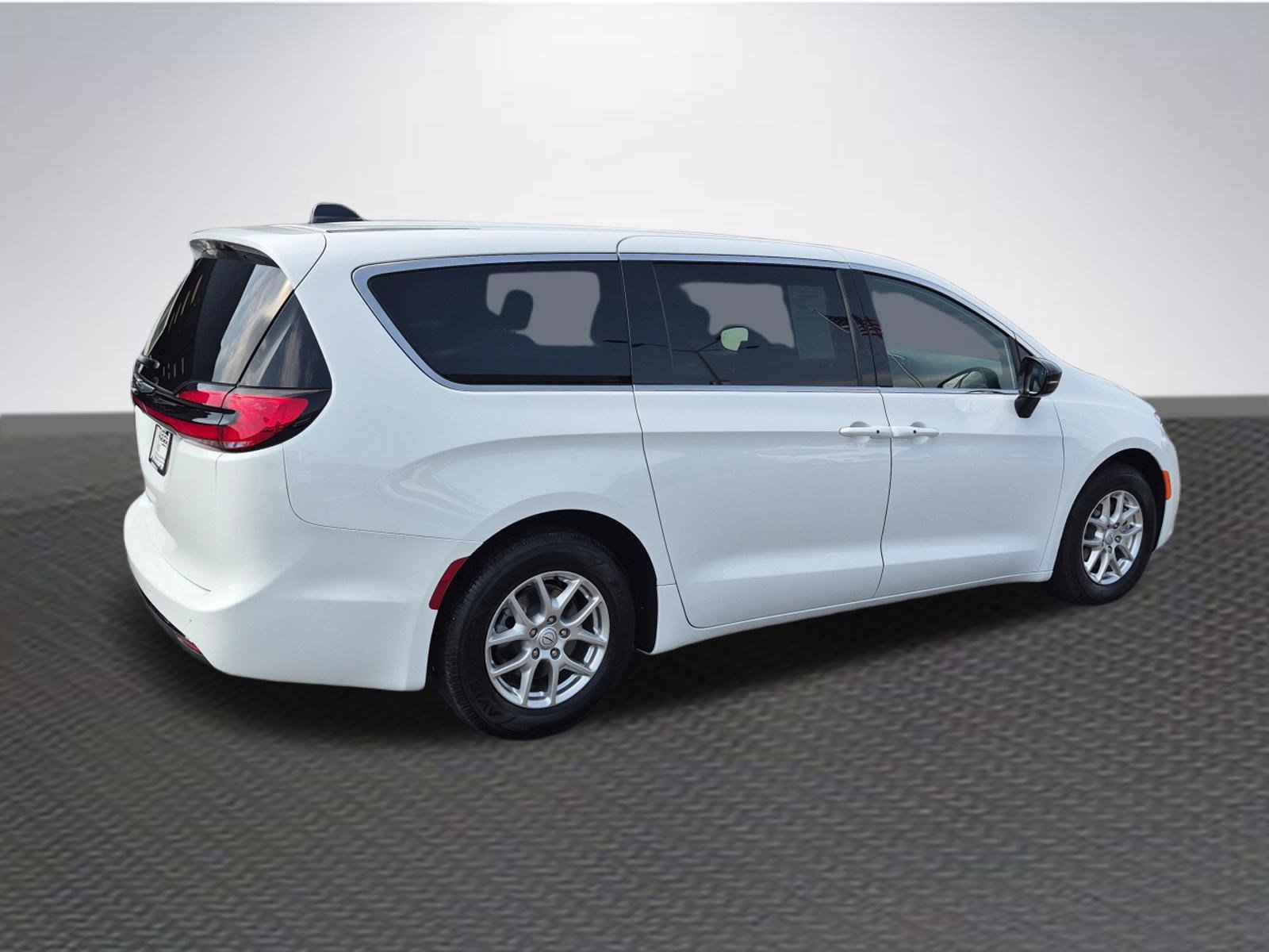 Used 2026 Chrysler Pacifica Select image 4