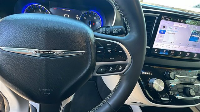 Used 2023 Chrysler Pacifica Touring-L image 25