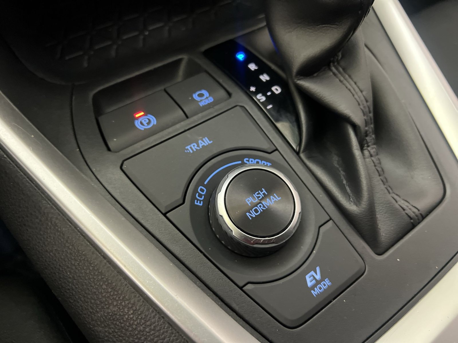 Used 2020 Toyota RAV4 LE w/ All Weather Liner Package AWD/4WD image 30