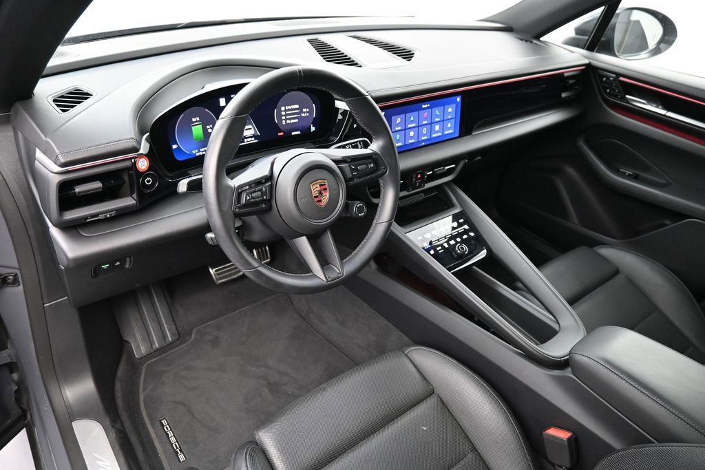 Certified 2025 Porsche Macan 4S Electric AWD/4WD image 4