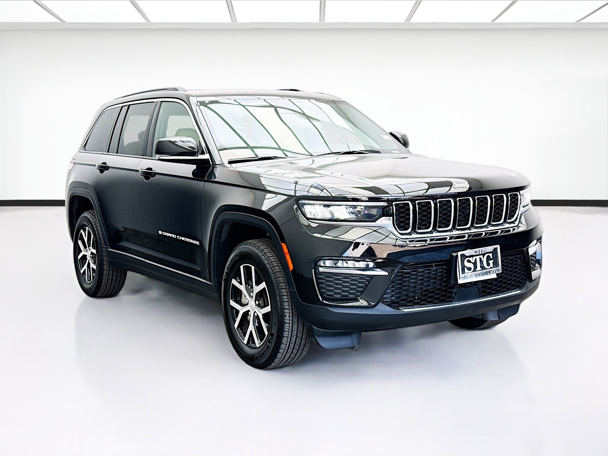 Used 2025 Jeep Grand Cherokee Limited AWD/4WD image 3