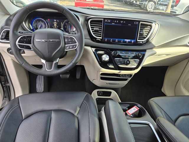Used 2024 Chrysler Pacifica Touring-L FWD image 10