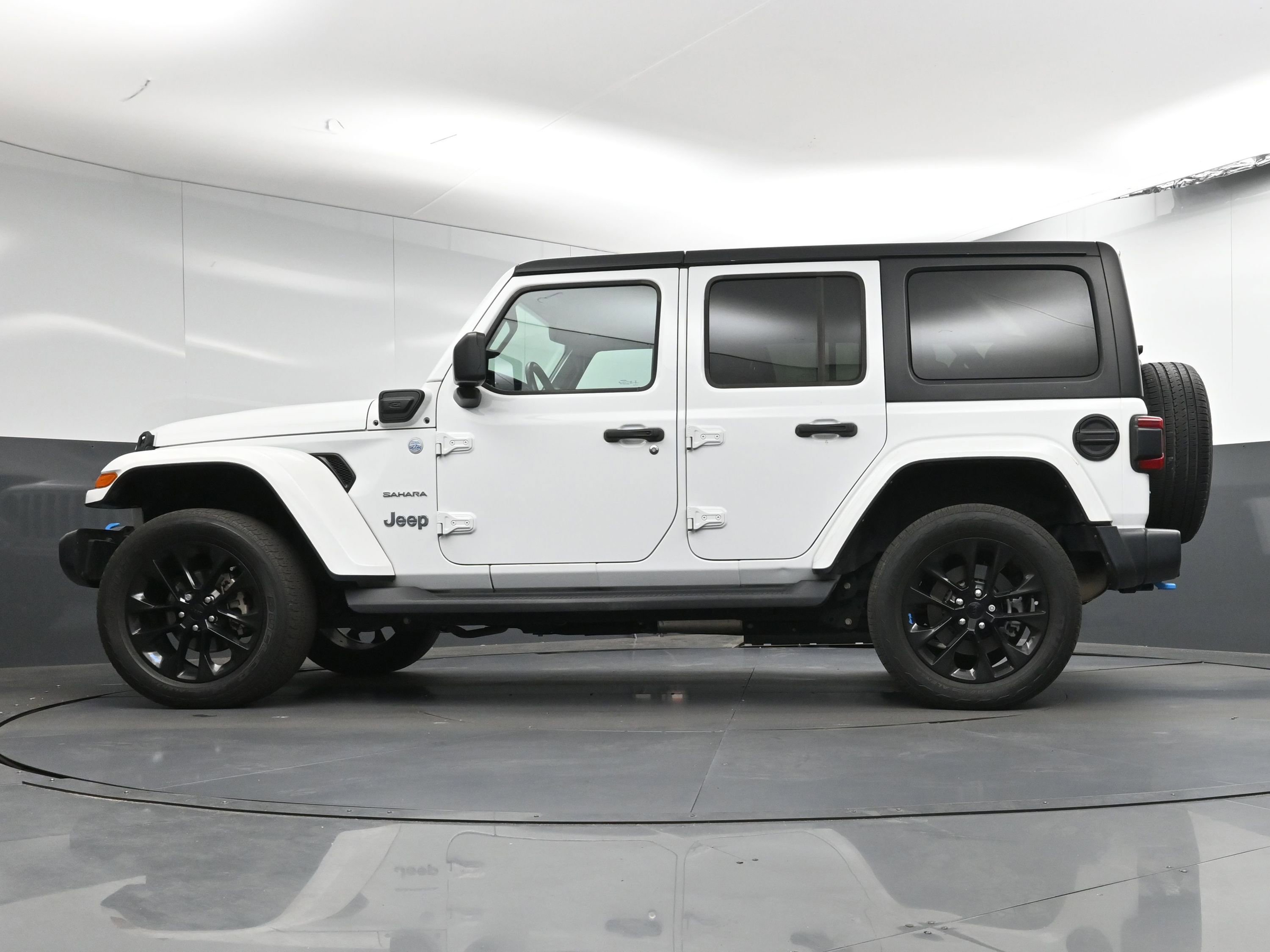 Used 2022 Jeep Wrangler Unlimited Sahara w/ Cold Weather Group image 29