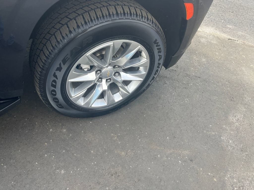 Used 2023 Chevrolet Suburban Premier image 33