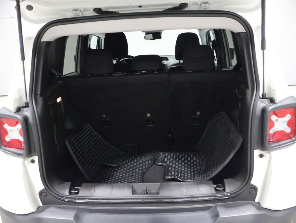 Certified 2023 Jeep Renegade Latitude w/ Premium Group AWD/4WD image 5