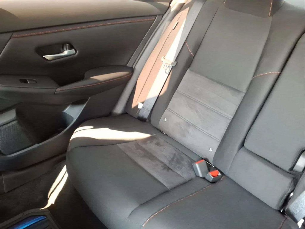 Used 2025 Nissan Sentra SR FWD image 16
