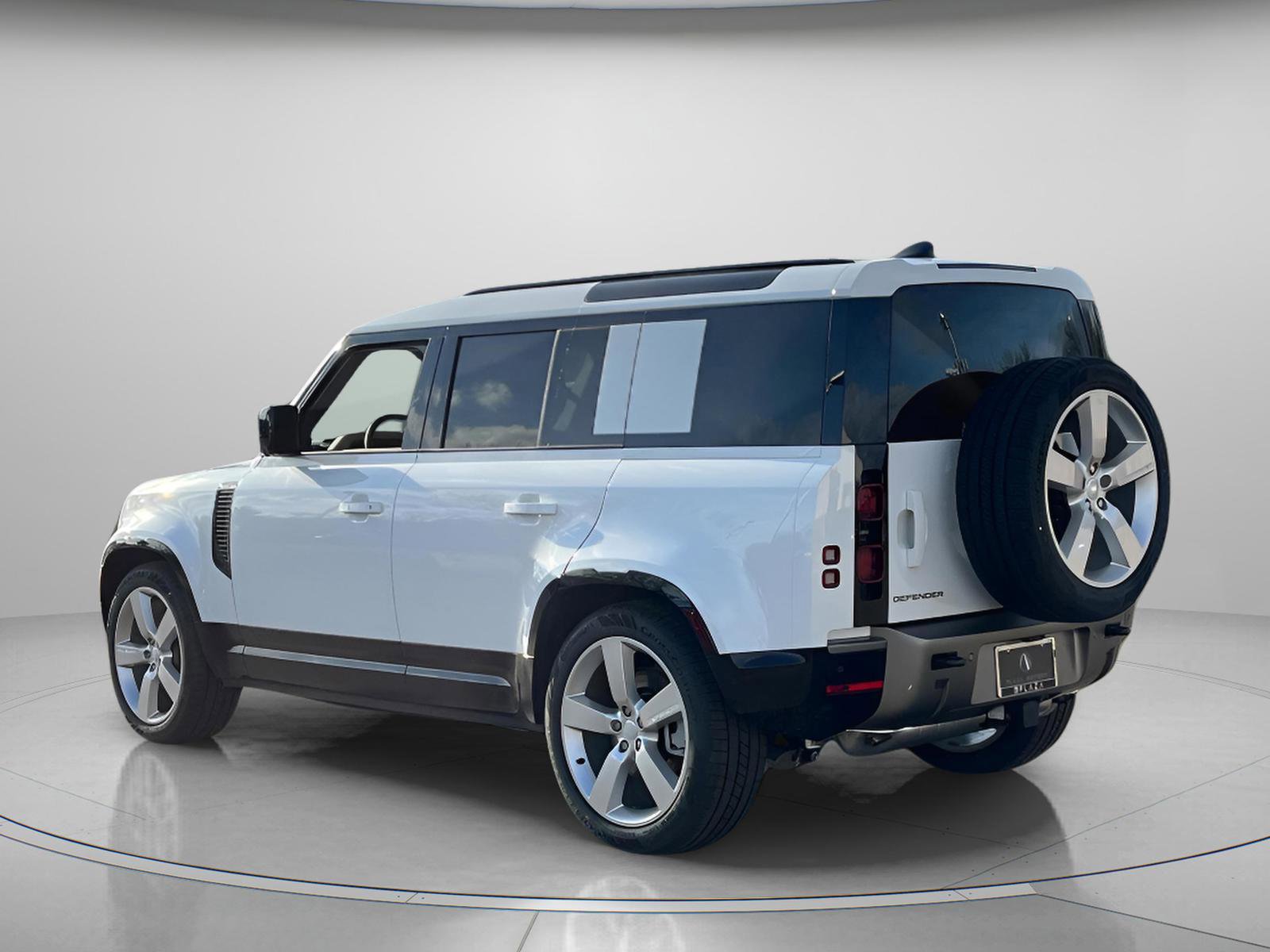 Used 2025 Land Rover Defender 110 X-Dynamic SE image 3