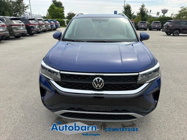Used 2022 Volkswagen Taos SE FWD image 2