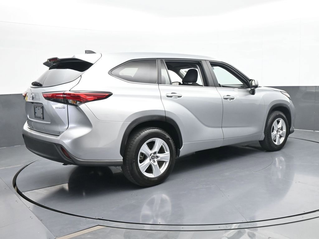 Used 2023 Toyota Highlander LE image 6