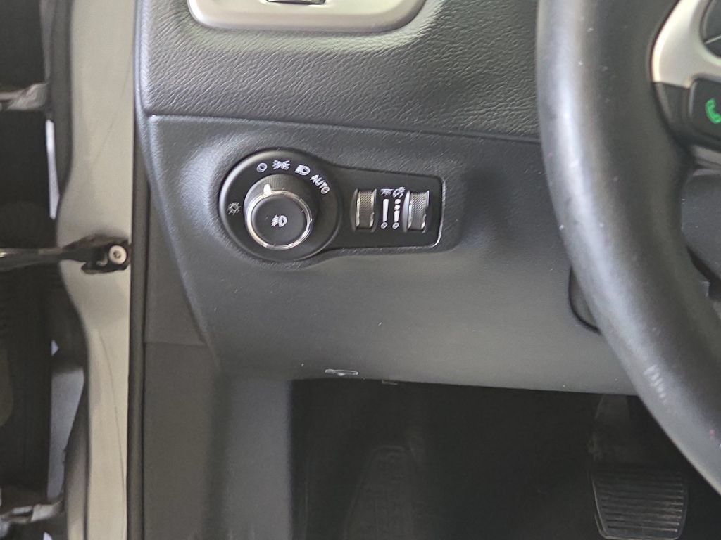 Used 2018 Jeep Compass Latitude w/ Cold Weather Group AWD/4WD image 18