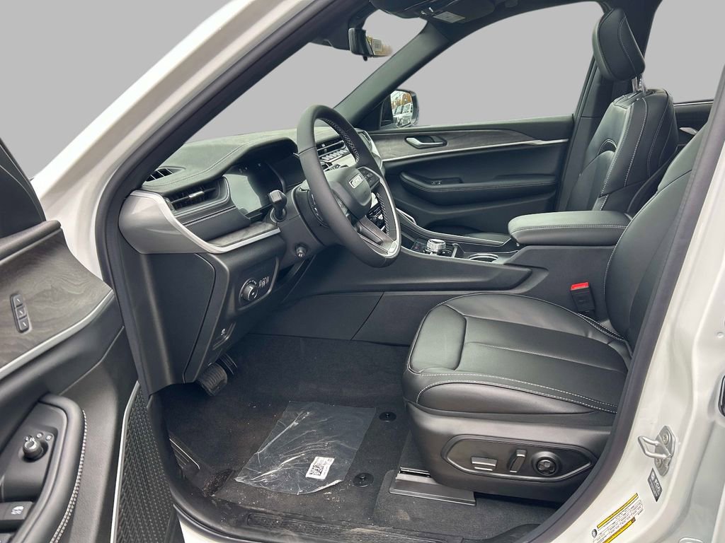 New 2025 Jeep Grand Cherokee Limited w/ Luxury Tech Group II image 4