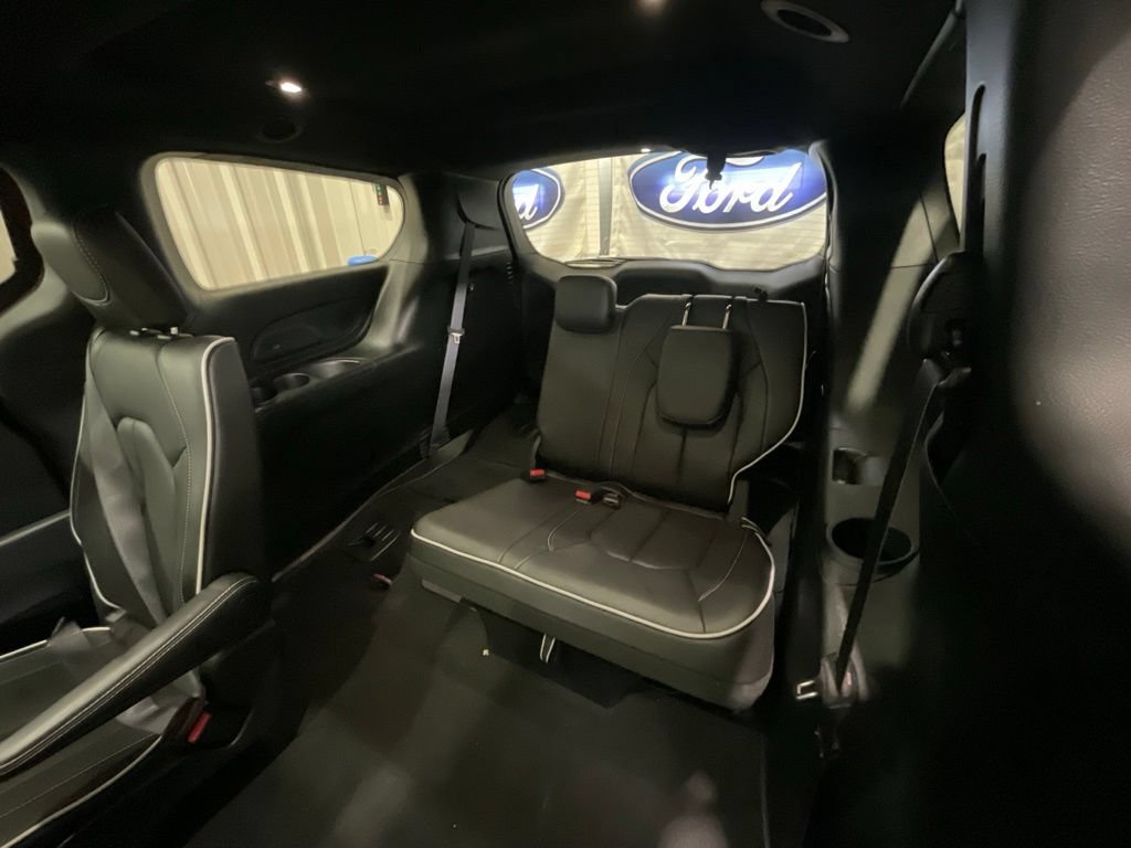 Used 2026 Chrysler Pacifica Limited FWD image 11