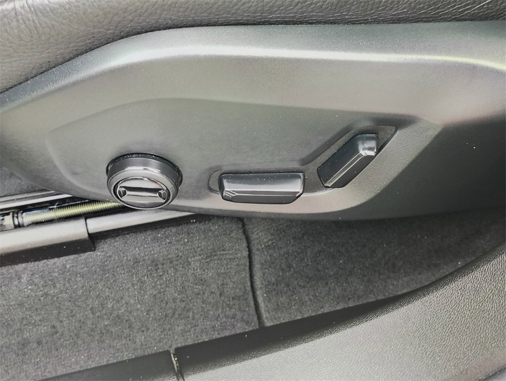 Used 2025 Volvo XC60 B5 Plus image 11