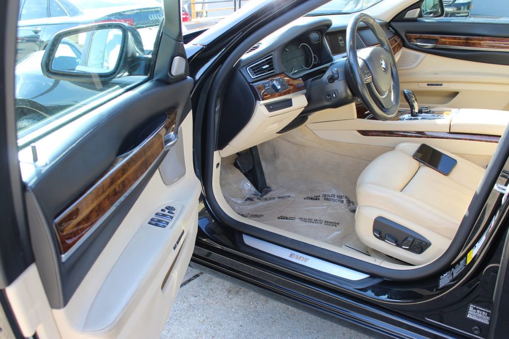 Used 2014 BMW 750i xDrive XI image 14