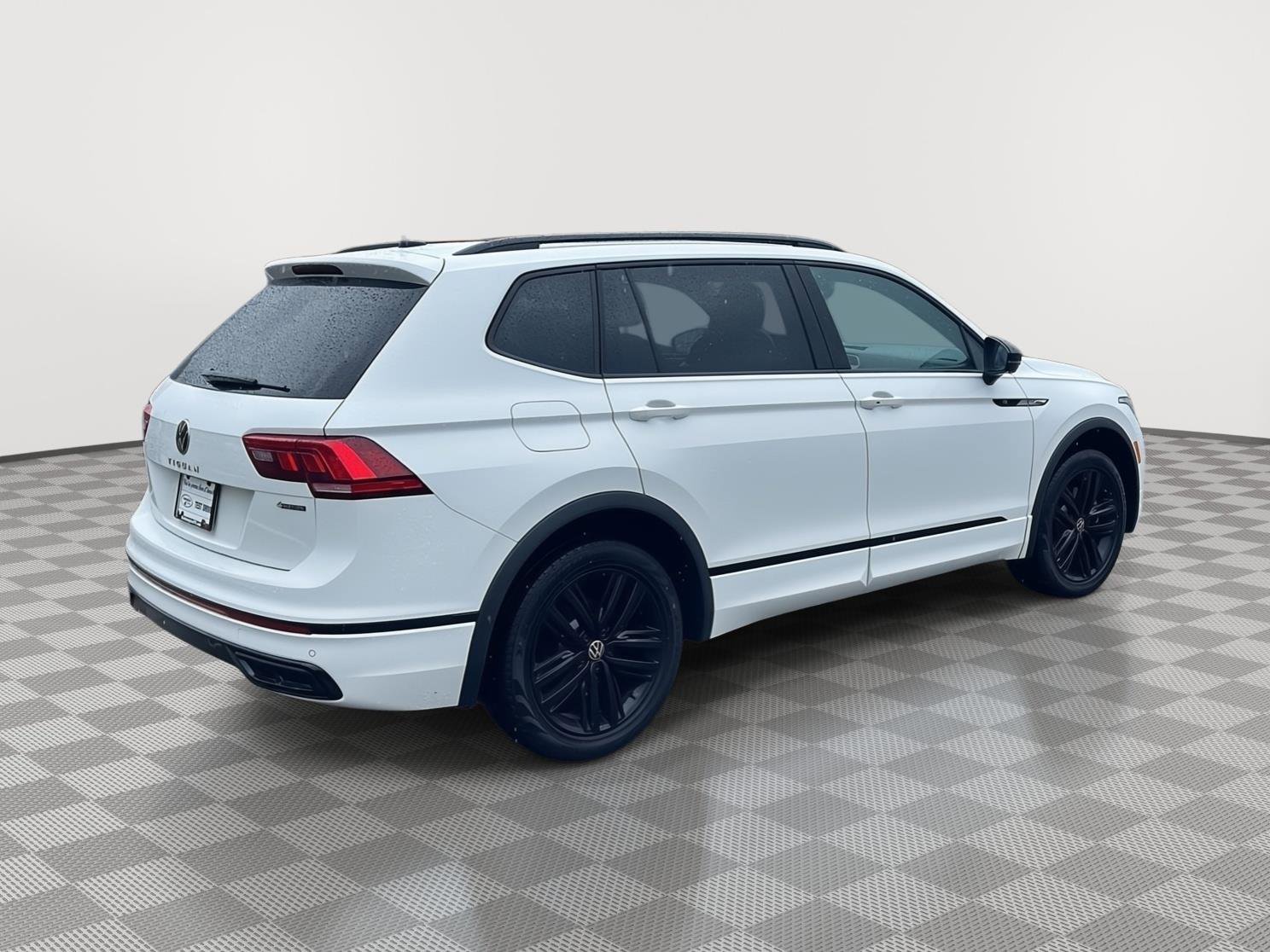 Used 2022 Volkswagen Tiguan SE R-Line AWD/4WD image 5