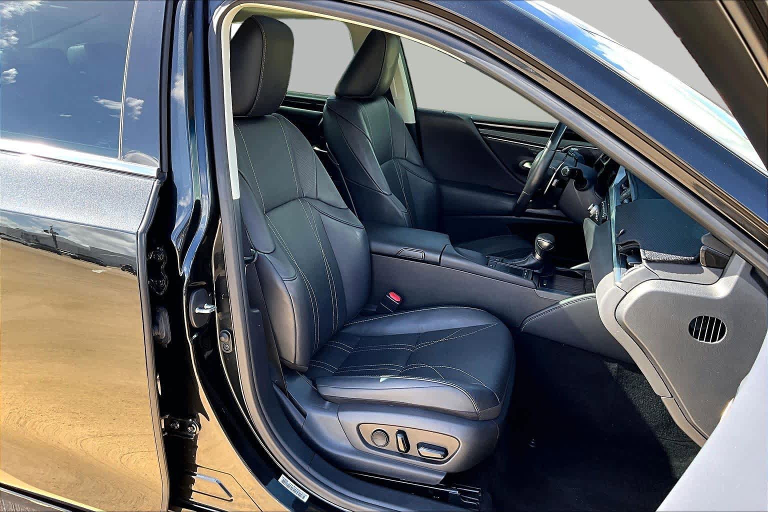 Used 2021 Lexus ES 300h Ultra Luxury w/ Accessory Package 2 FWD image 9