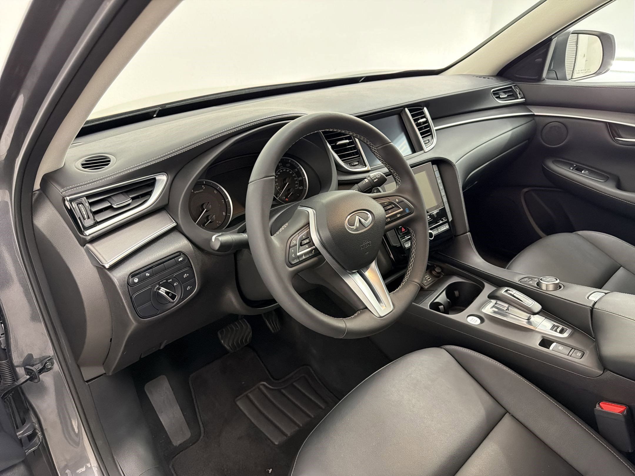 Used 2023 INFINITI QX50 Pure image 4