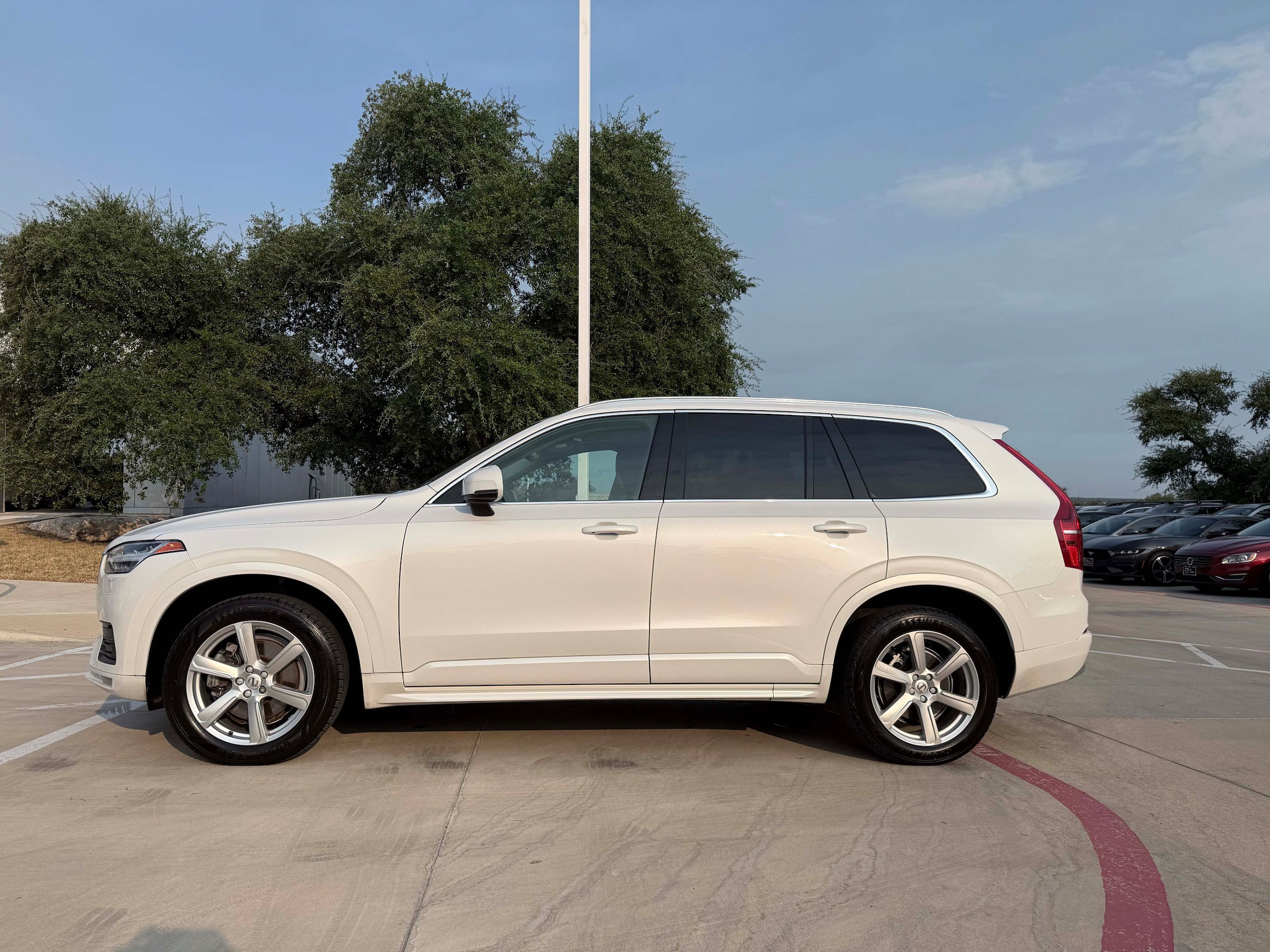 Used 2022 Volvo XC90 T5 Momentum AWD/4WD image 3