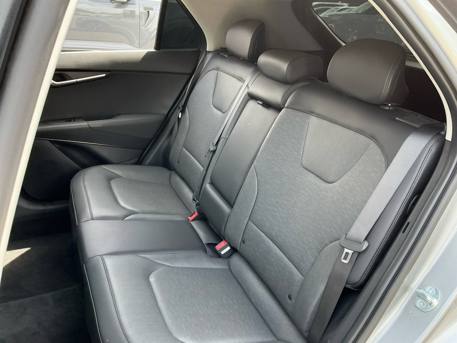 Used 2024 Kia Niro SX image 19