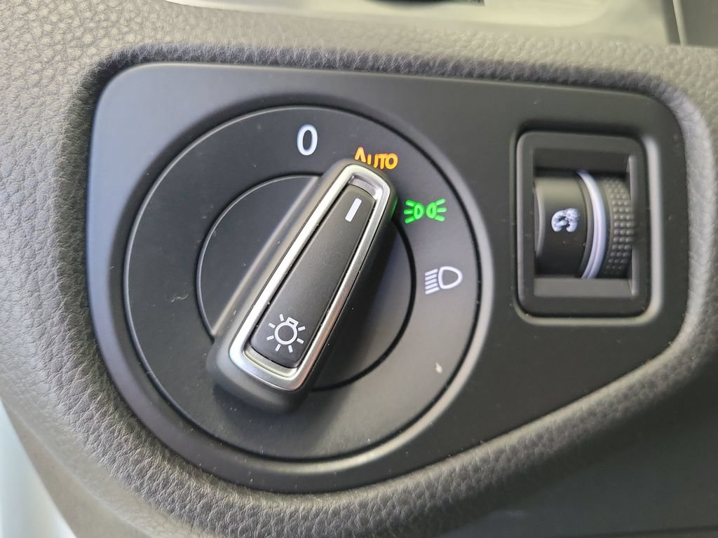 Used 2016 Volkswagen e-Golf SEL Premium FWD image 31