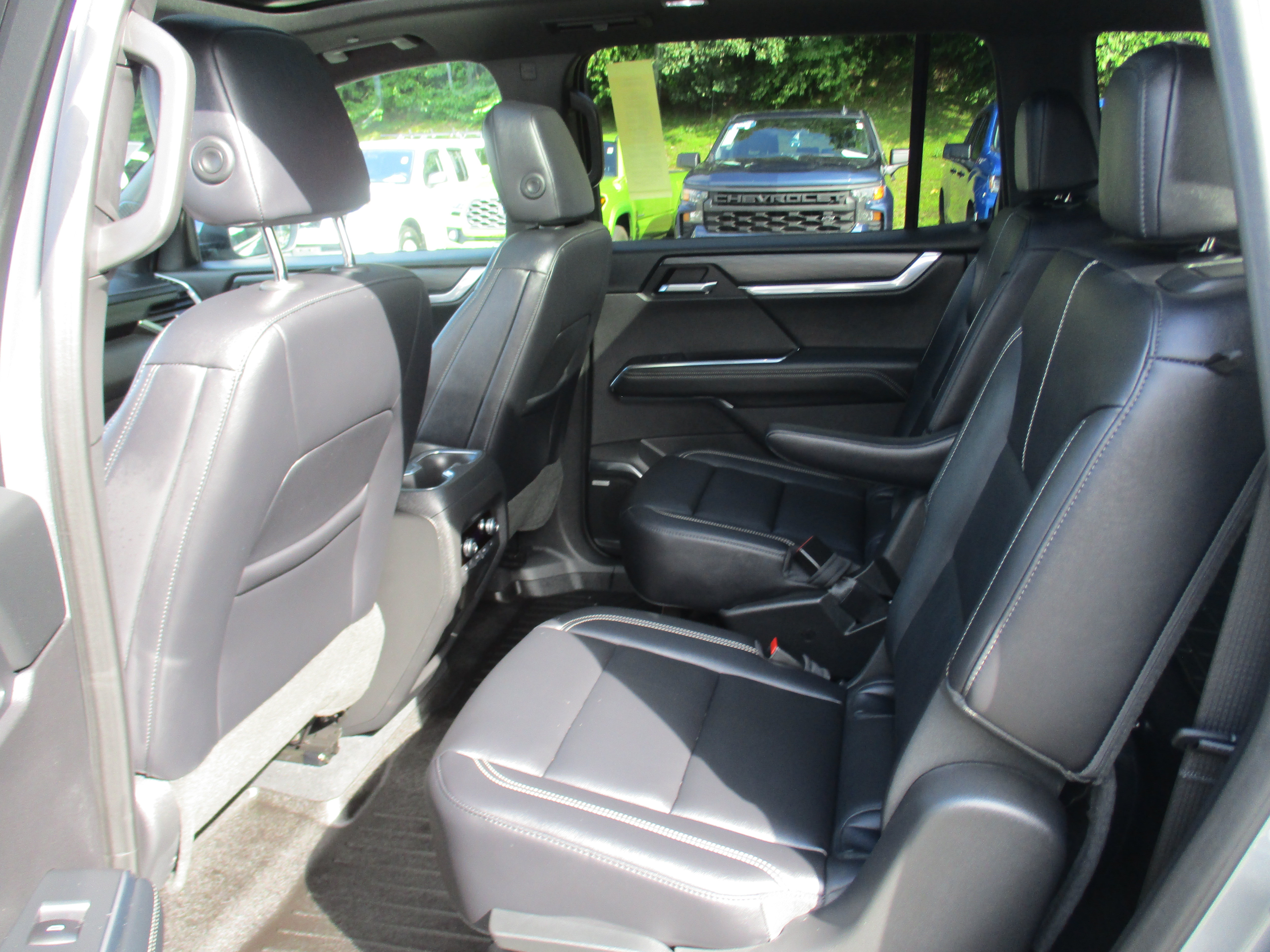 Used 2025 GMC Acadia Elevation w/ Elevation Premium Package AWD/4WD image 13