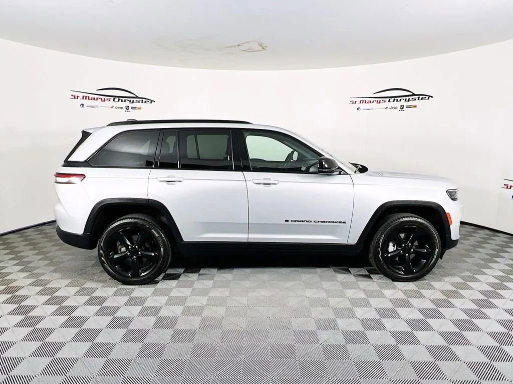 Used 2024 Jeep Grand Cherokee Limited w/ Black Appearance Package AWD/4WD image 9