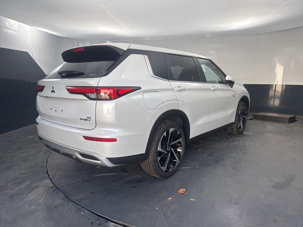 New 2025 Mitsubishi Outlander SE image 3