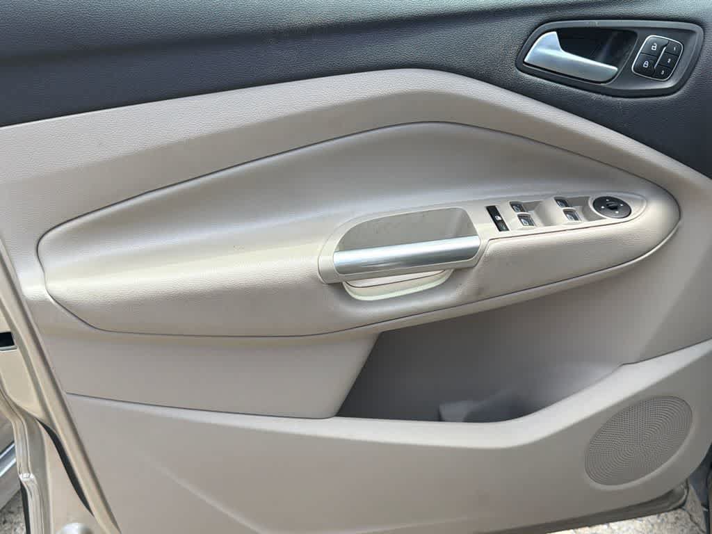 Used 2018 Ford Escape Titanium w/ Ford Safe & Smart Package FWD image 9