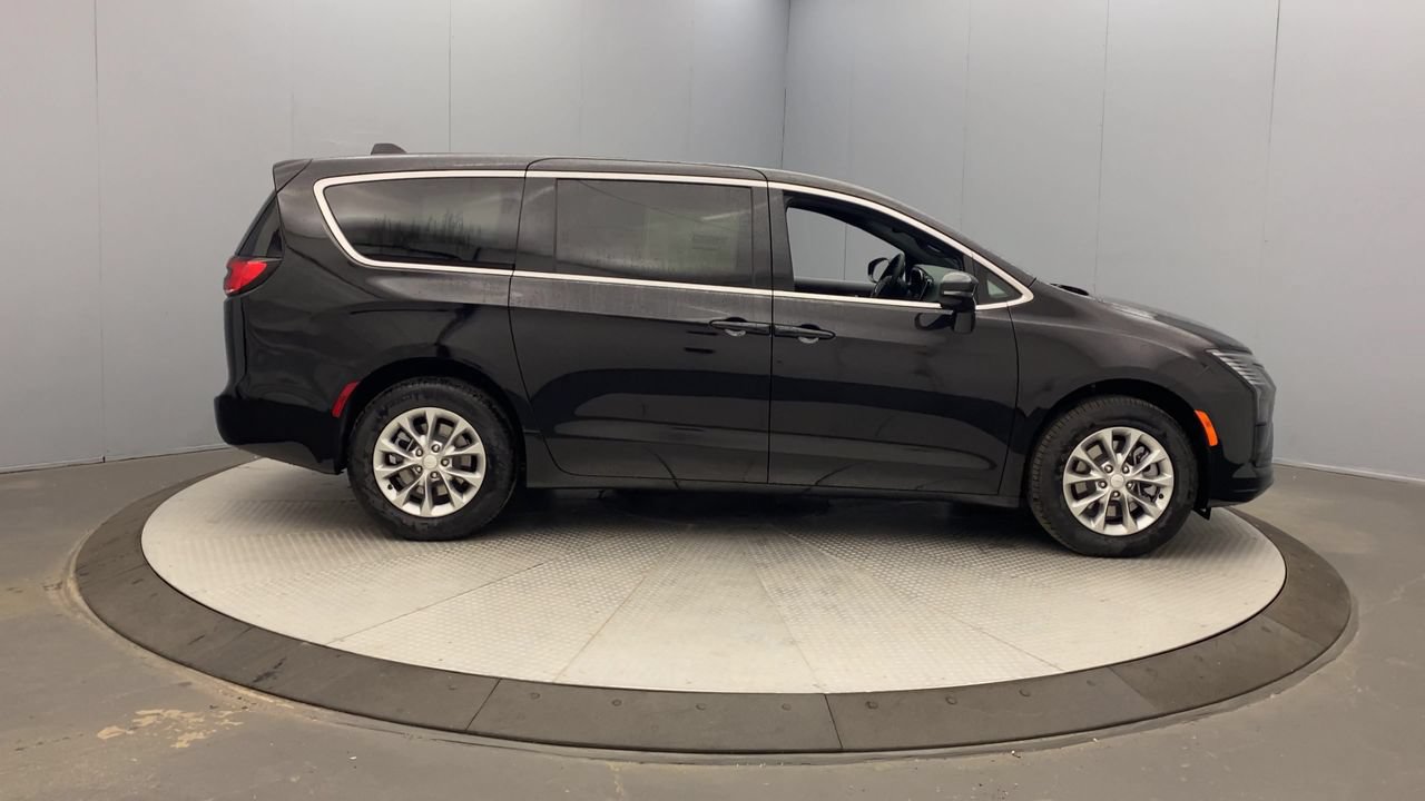 New 2027 Chrysler Pacifica Select w/ Family Tech Group AWD/4WD image 6