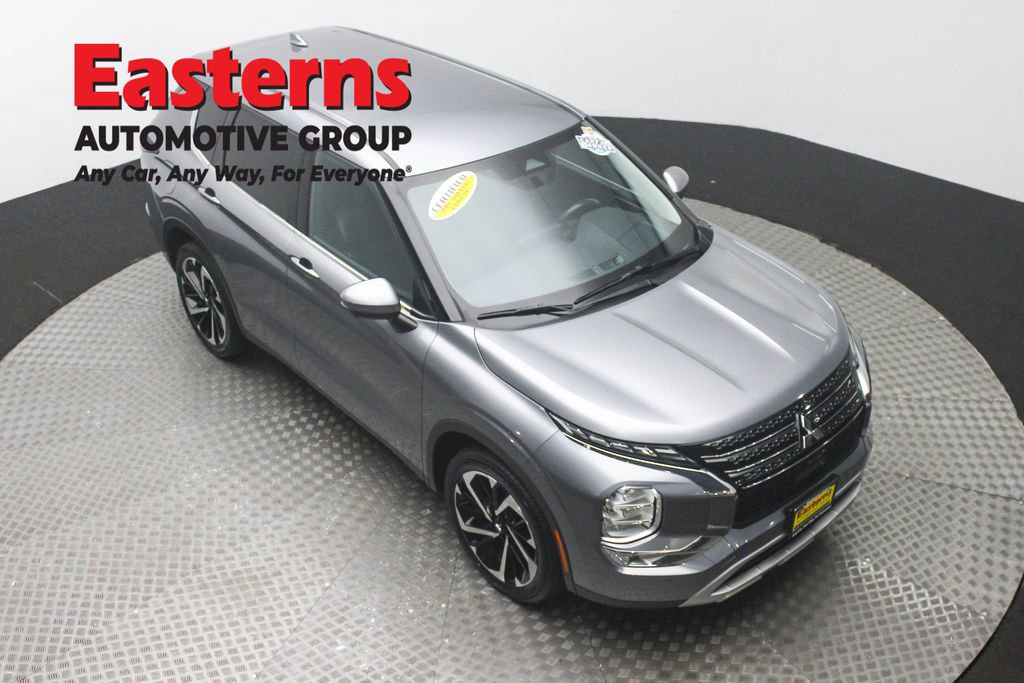 Used 2024 Mitsubishi Outlander SE image 3