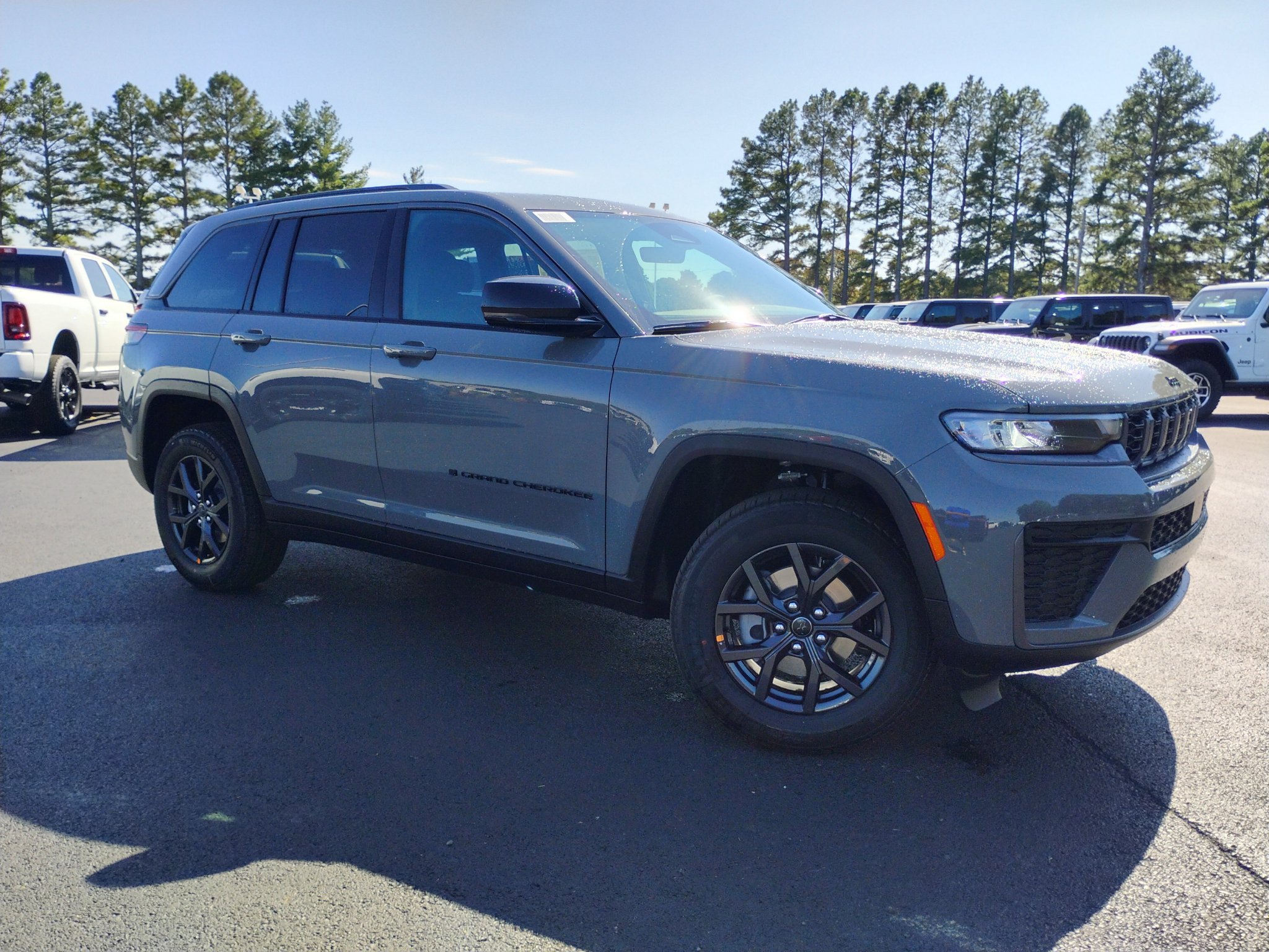New 2027 Jeep Grand Cherokee Altitude AWD/4WD image 3