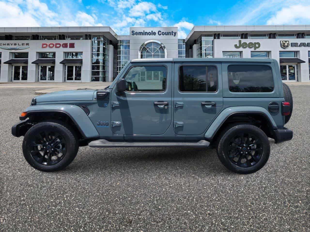Used 2025 Jeep Wrangler Unlimited Sahara AWD/4WD image 5