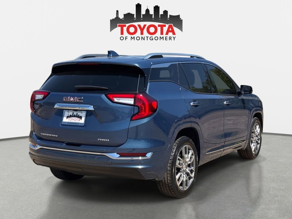 Used 2024 GMC Terrain Denali w/ Denali Premium Package image 3