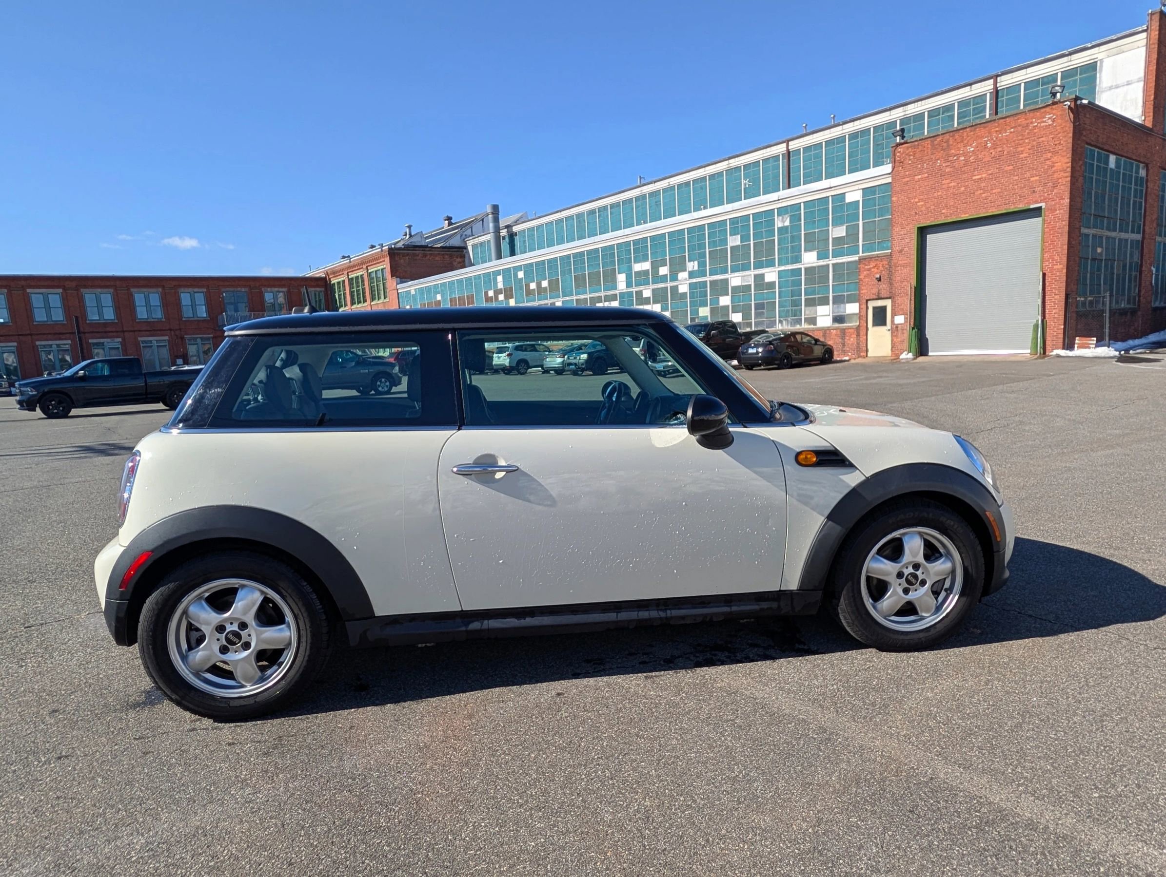 Used 2011 MINI Cooper Hardtop image 5