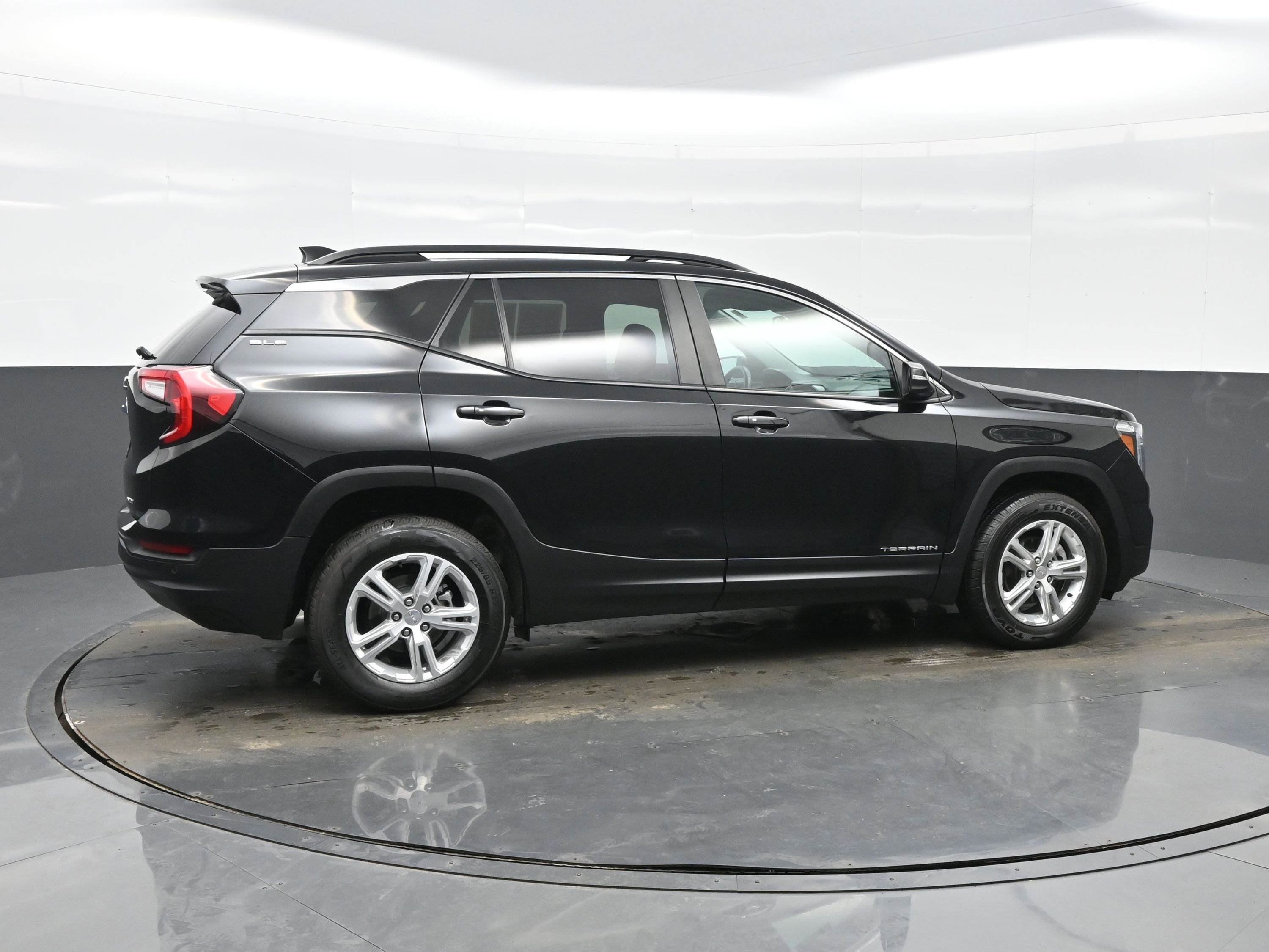 Used 2022 GMC Terrain SLE w/ Driver Convenience Package AWD/4WD image 9