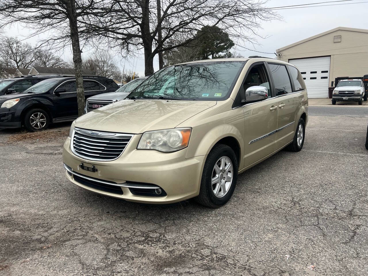 Used 2012 Chrysler Town & Country Touring-L w/ Entertainment Group #2 image 2