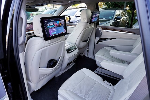Used 2025 Cadillac Escalade Sport Platinum w/ LPO, ONYX Package AWD/4WD image 29
