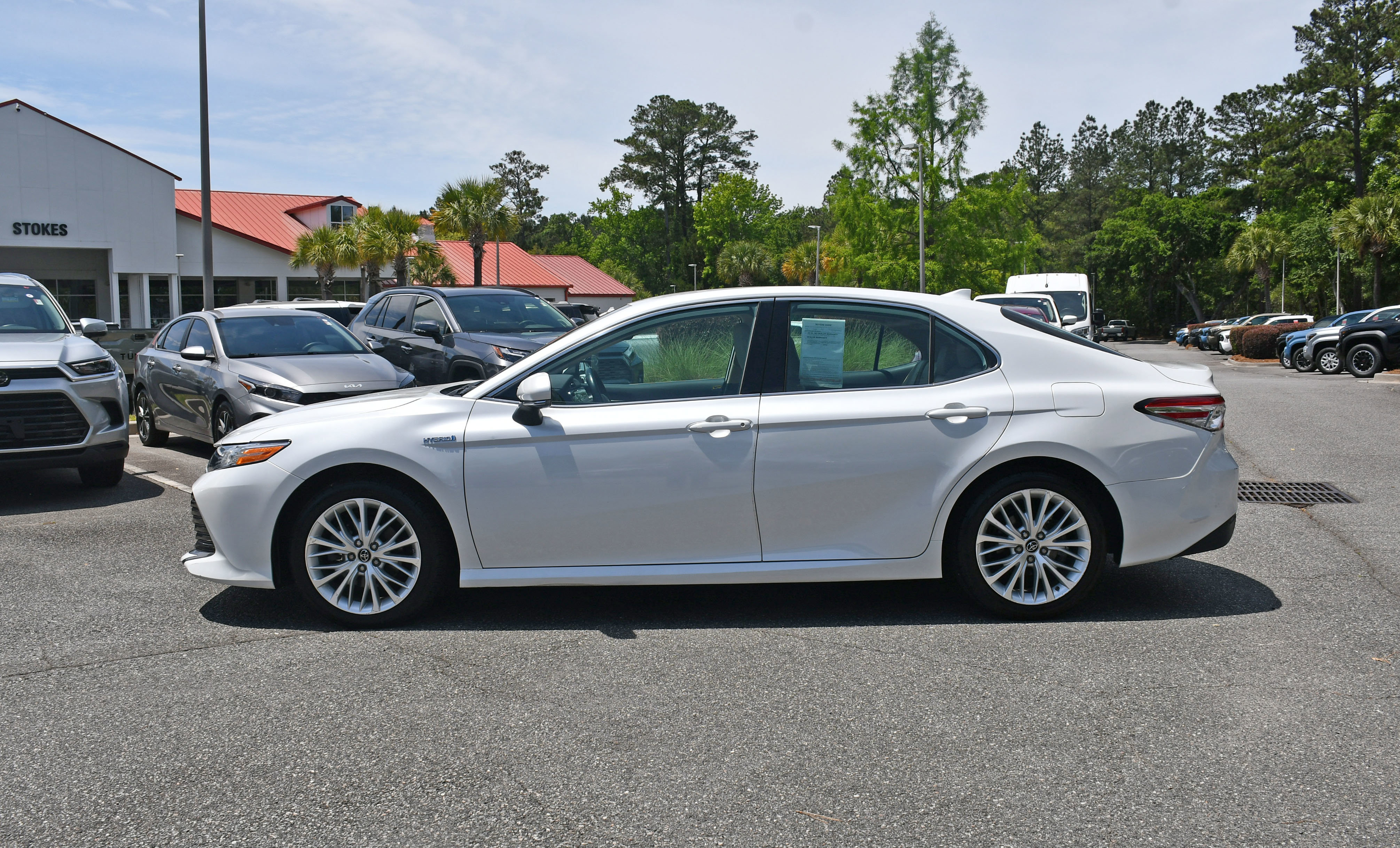 Used 2019 Toyota Camry XLE FWD image 2