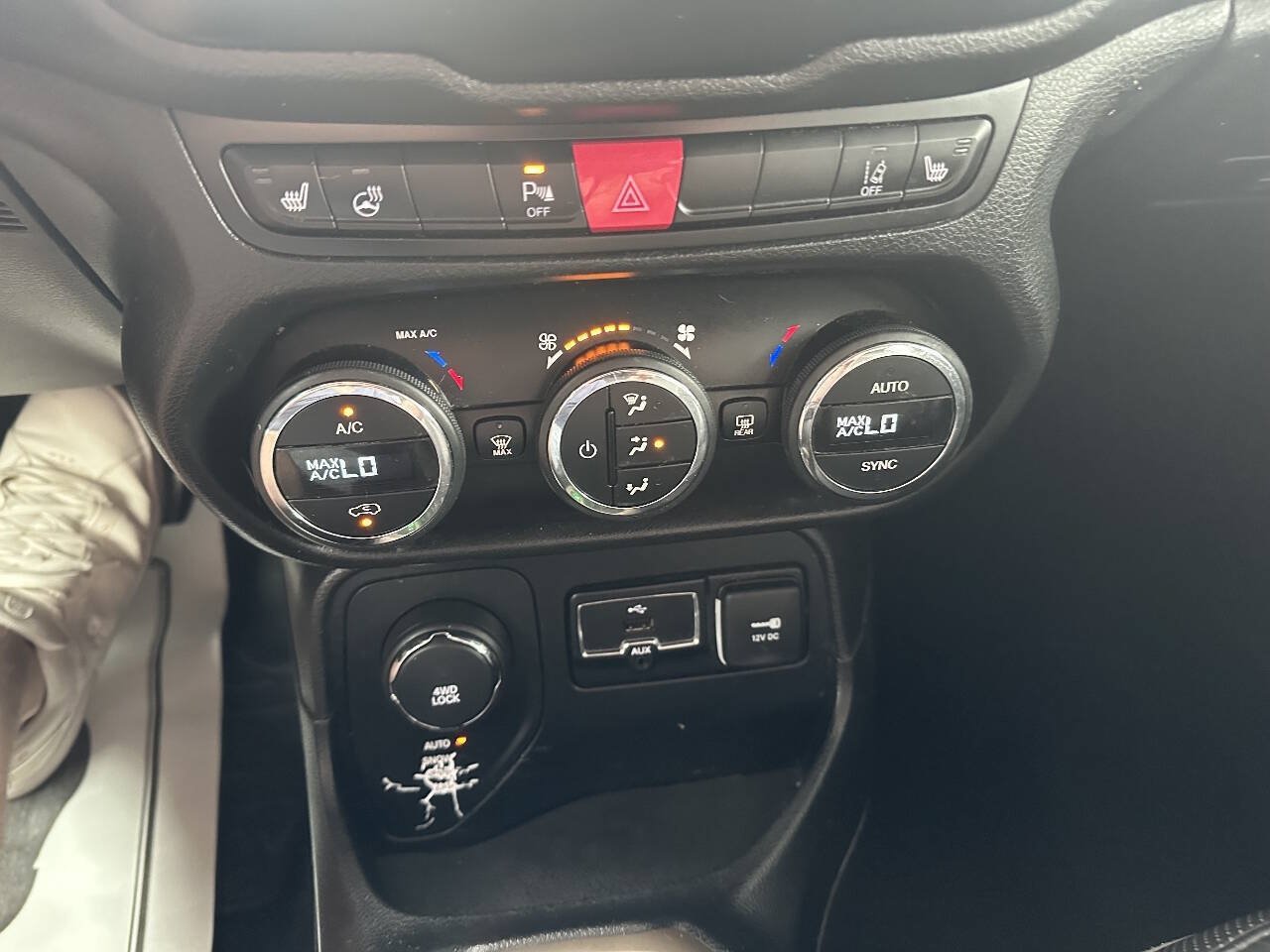 Used 2017 Jeep Renegade Limited AWD/4WD image 12