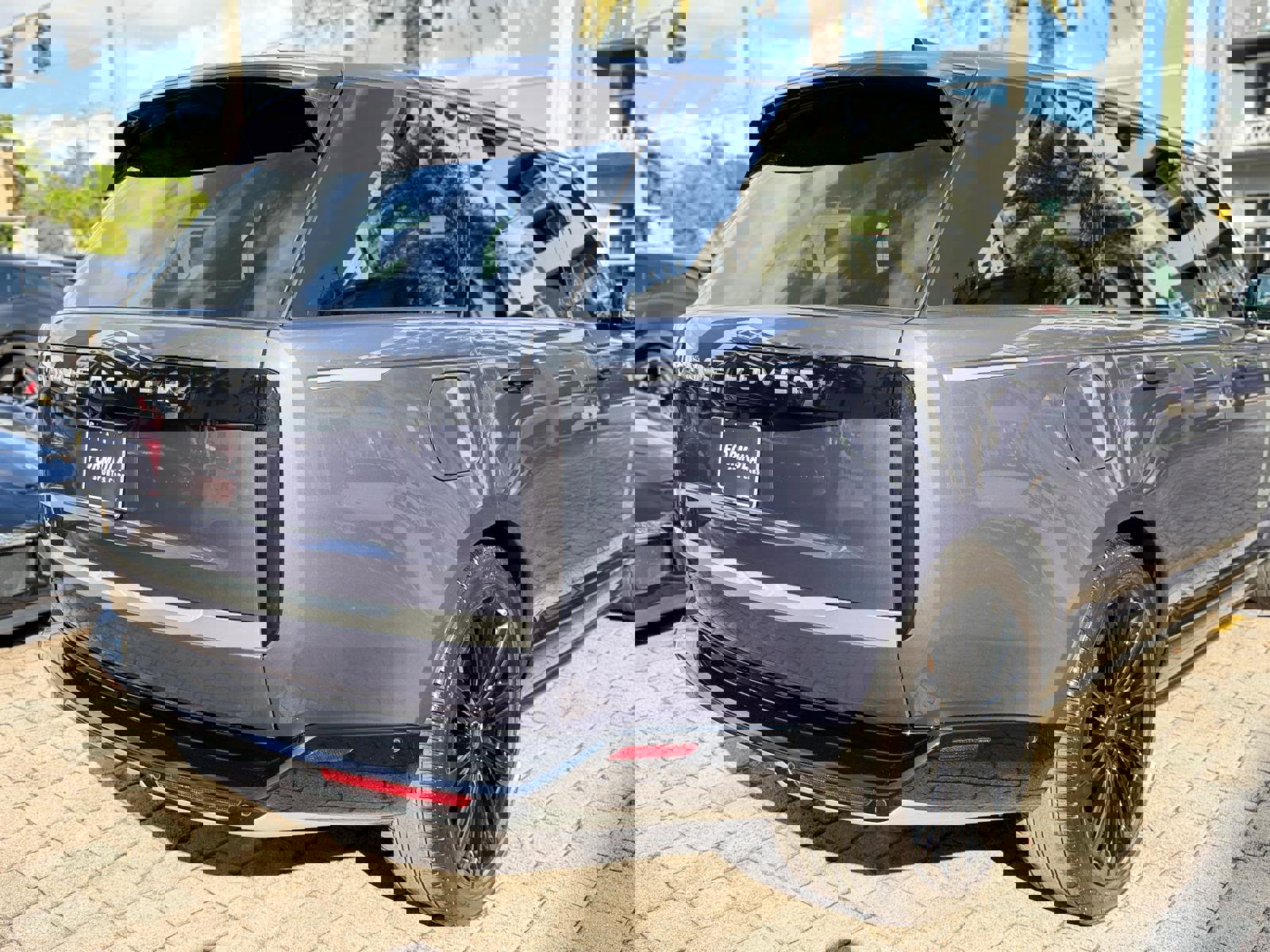 Used 2024 Land Rover Range Rover Long Wheelbase Autobiography image 13