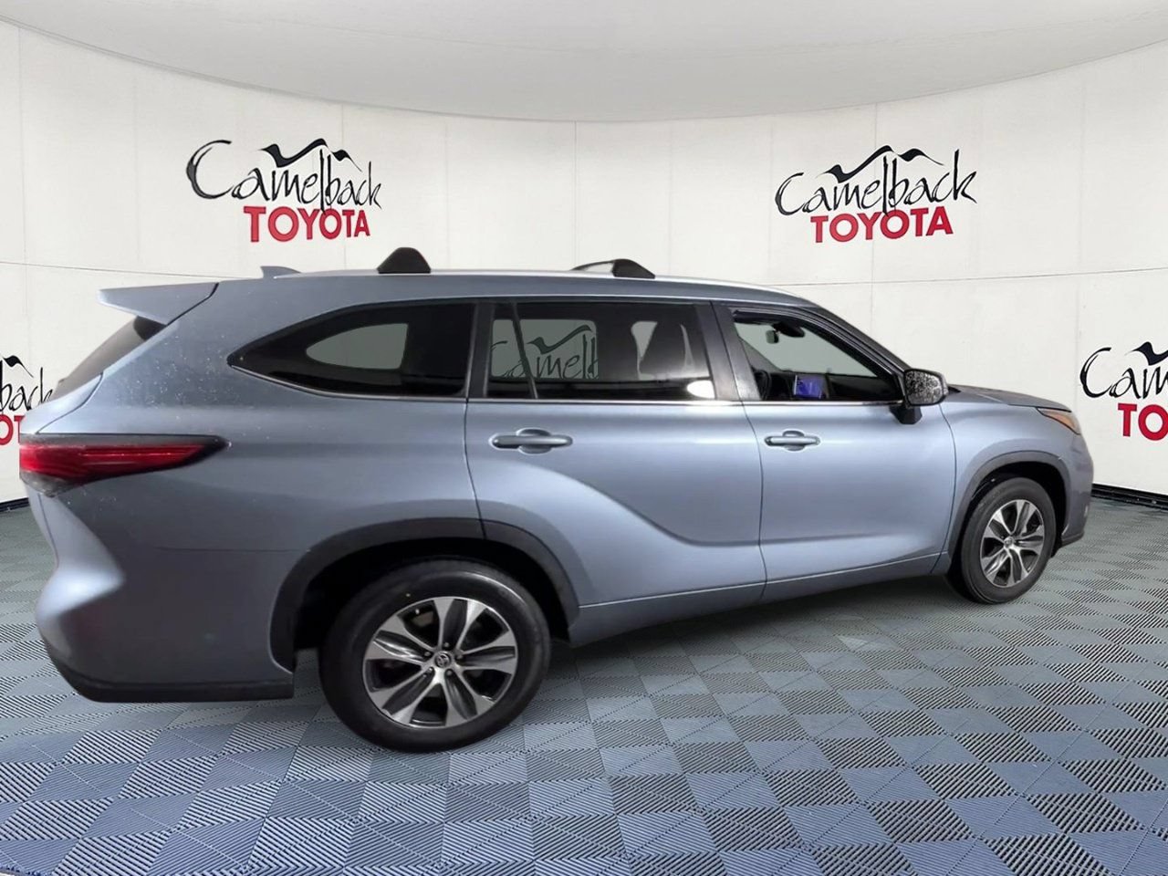 Used 2023 Toyota Highlander XLE FWD image 3