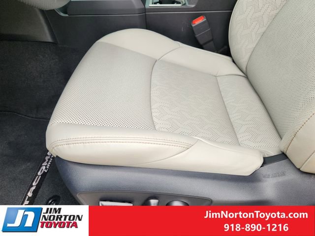 Used 2025 Toyota Tacoma Limited AWD/4WD image 25