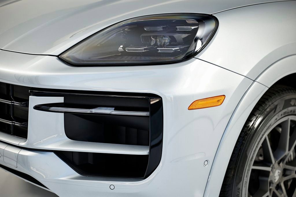 Certified 2025 Porsche Cayenne AWD/4WD image 11