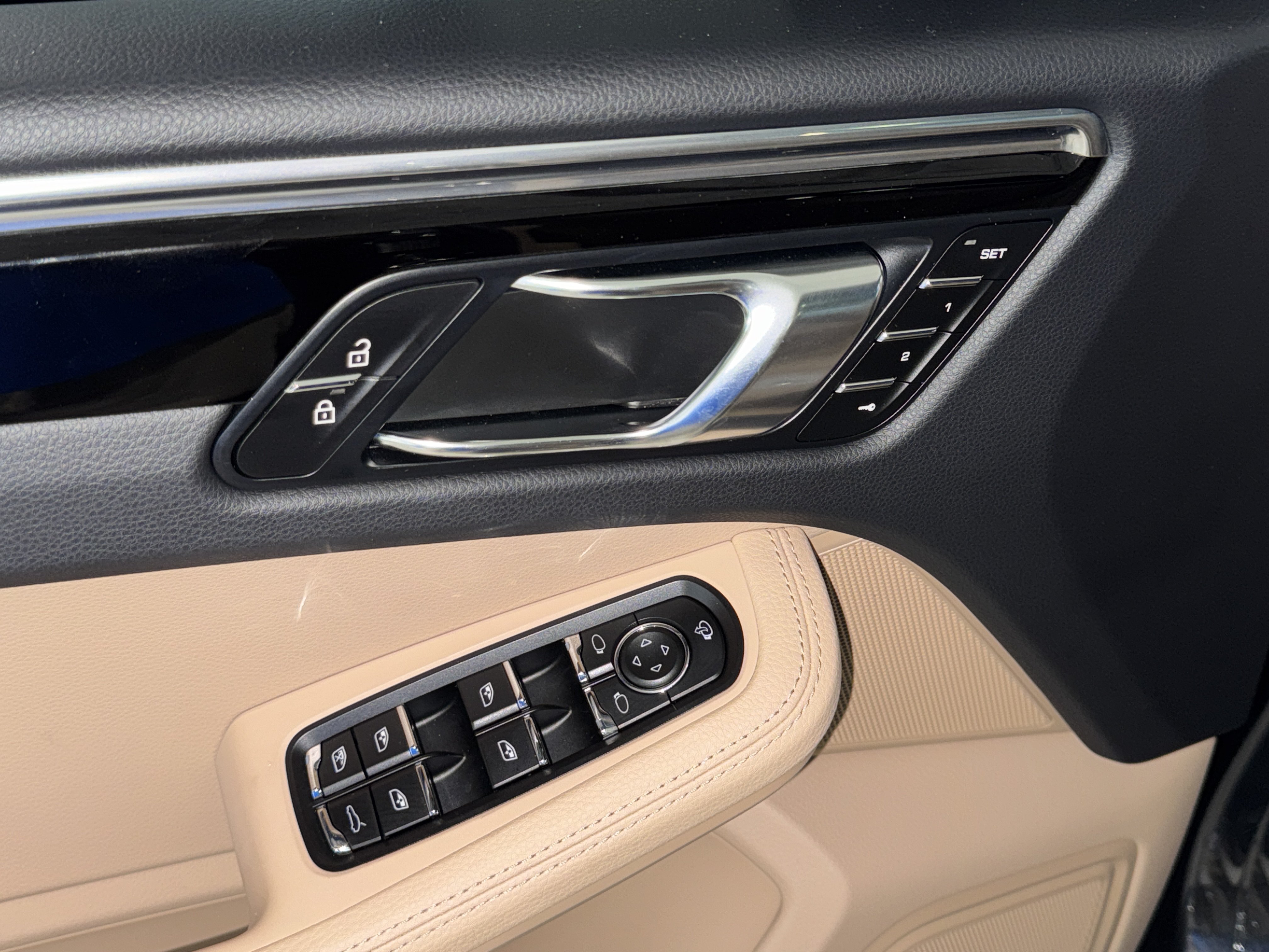 Used 2025 Porsche Macan AWD/4WD image 18