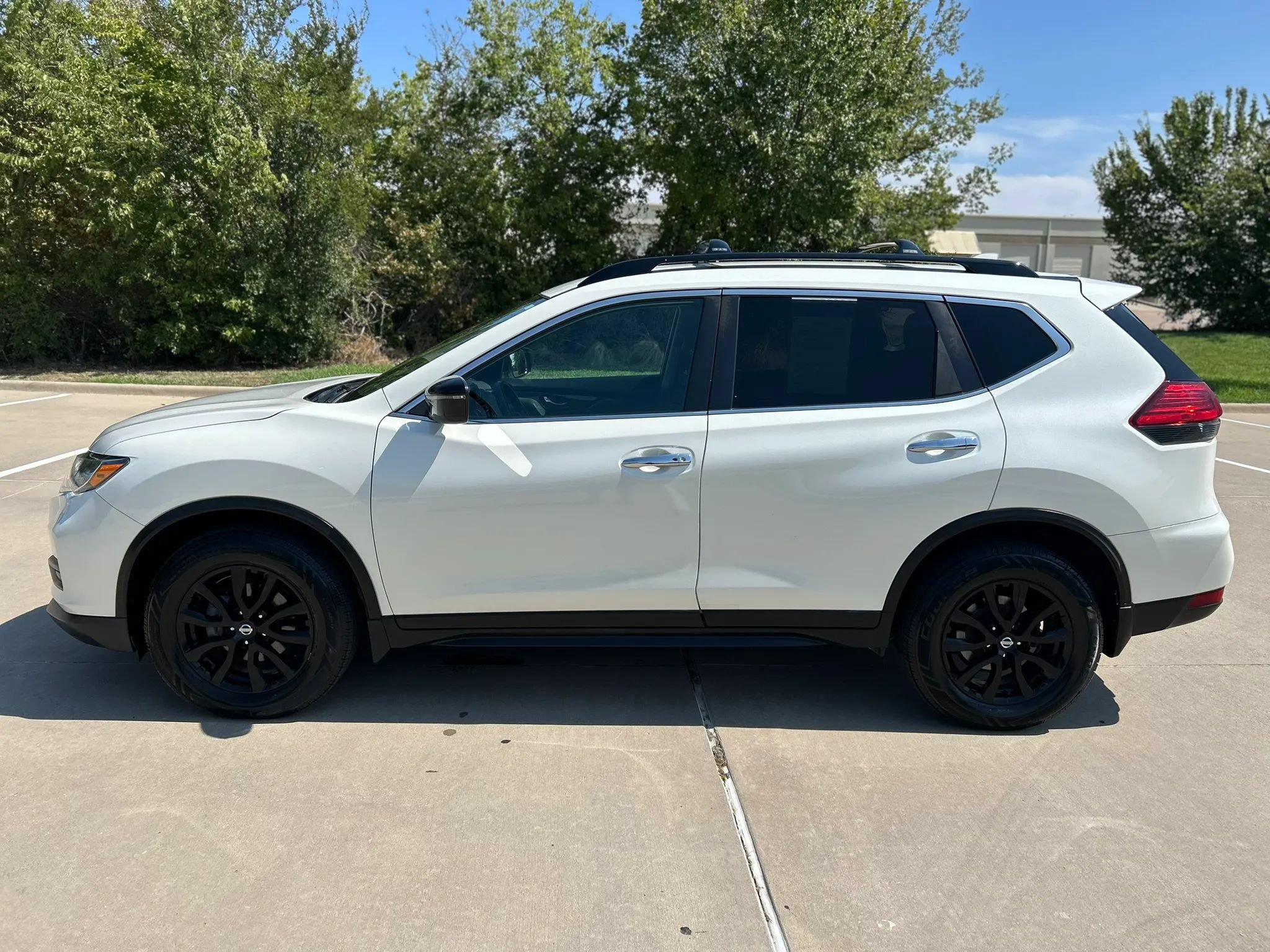 Used 2017 Nissan Rogue SV w/ Midnight Edition AWD/4WD image 9
