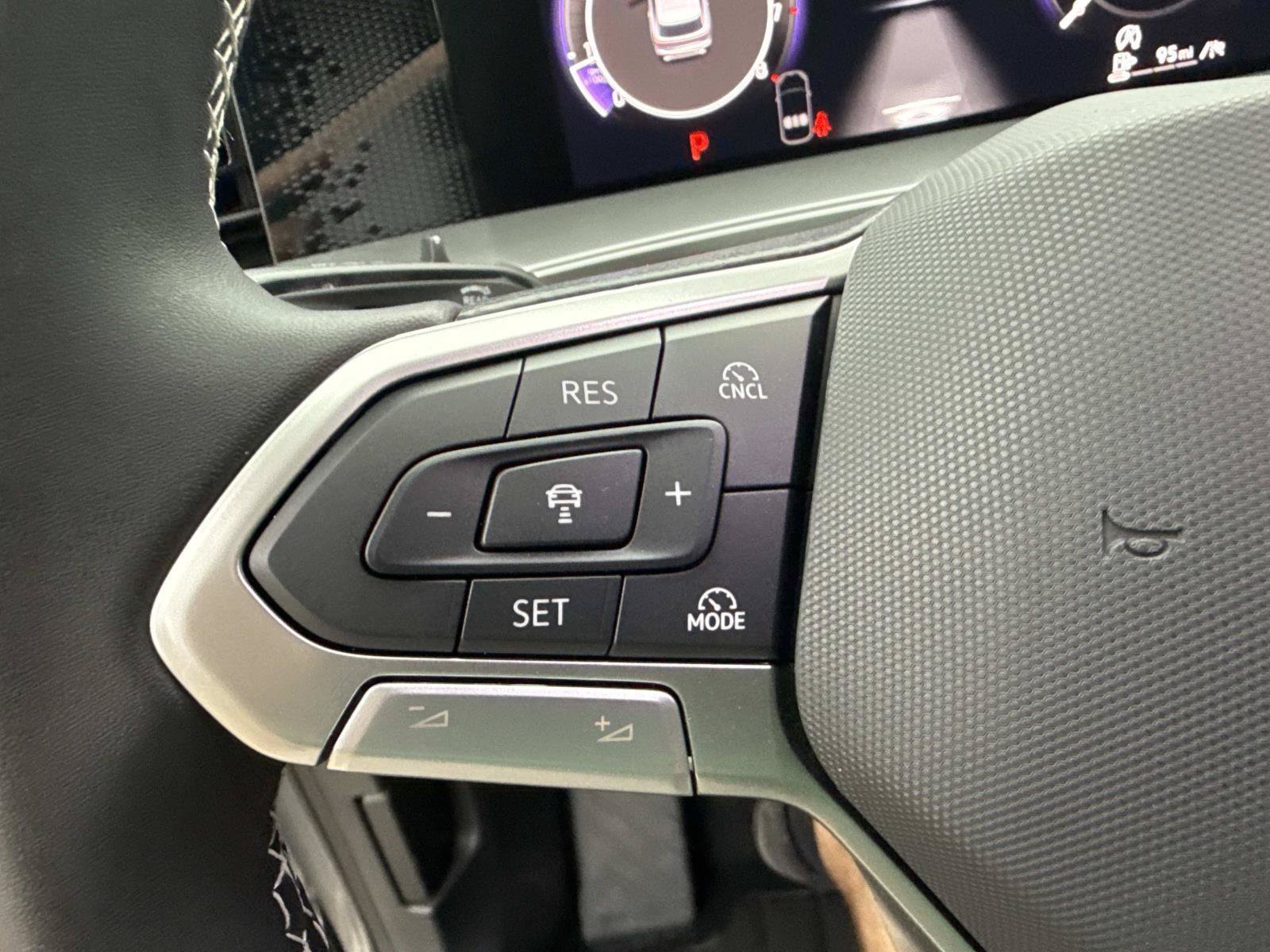 Used 2025 Volkswagen Tiguan SE AWD/4WD image 35