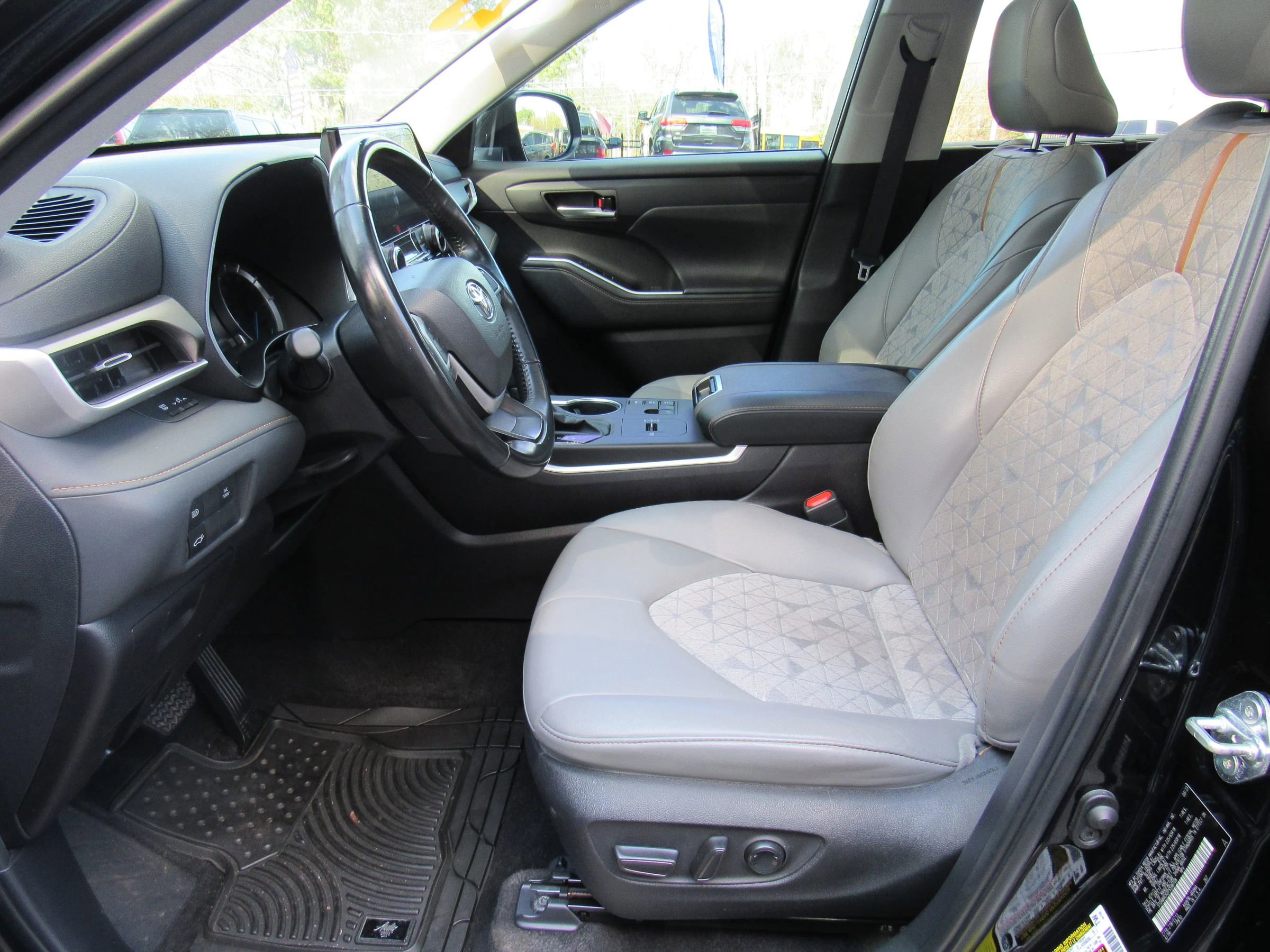 Used 2023 Toyota Highlander Bronze Edition image 8